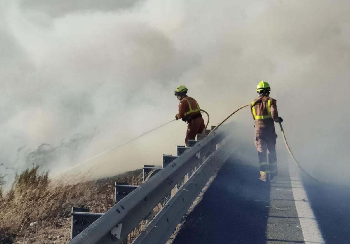 Bomberos trabajan en otro incendio en la A-38.