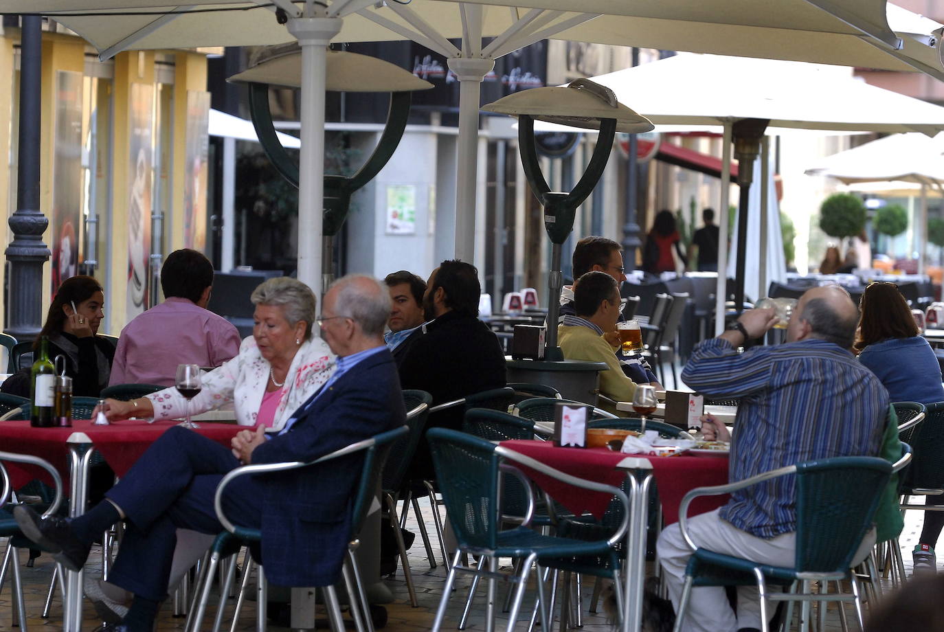 Varios ciudadanos toman el aperitivo en Alicante.