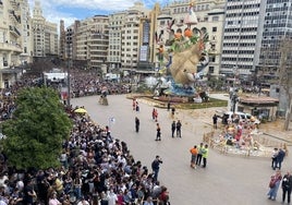 Plaza del Ayuntamiento, con la falla municipal de 2023, repleta de gente antes de una mascletà.