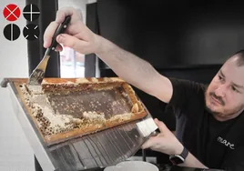 Miquel Gilabert cortando un panal de miel para acompañar la sobrasada.