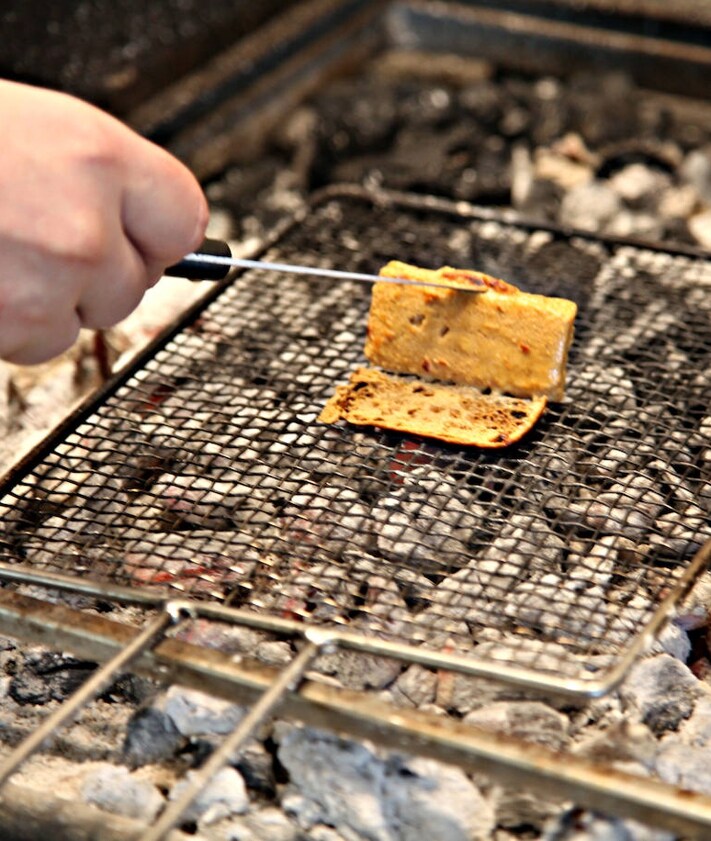 Imagen secundaria 2 - El cocinero que hace magia con la brasa (y mezcla su propia miel con sobrasada)