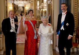 La reina Letizia y el rey Felipe VI junto la reina Isabel II y Felipe de Edimburgo en el Palacio de Buckingham en el año 2017.