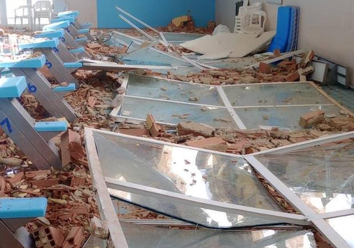 La cristalera derribada por el viento en la piscina de Benimamet. .