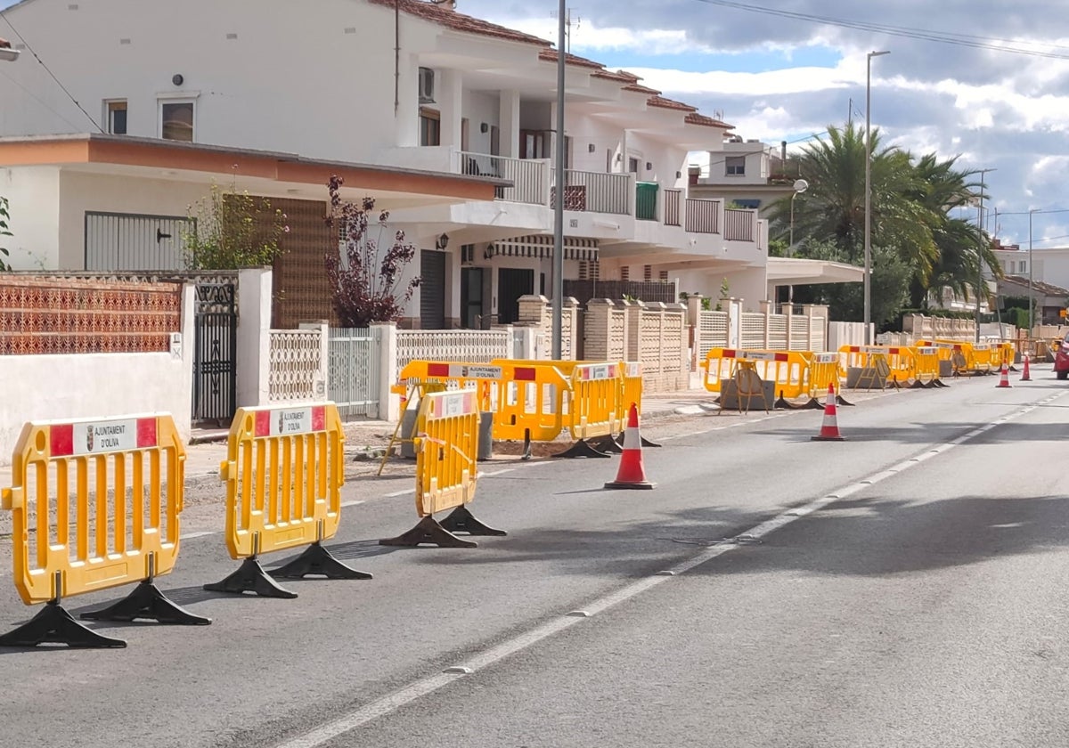 Trabajos de mejora en Via Ronda de la playa de Oliva.