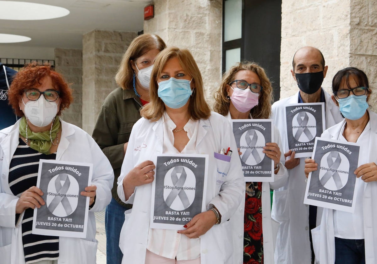 Sanitarios protestan por las agresiones recibidas.