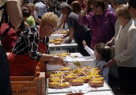 Tradicional reparto de arroz de las Calderas.