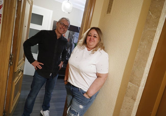 Juanto y Alicia, divorciados, posan en el rellano de su edificio, en Valencia.