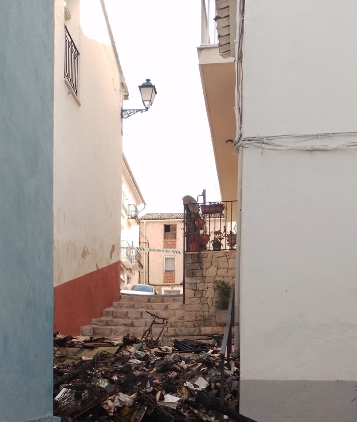 Imagen secundaria 2 - Arriba, una familia de franceses a los que les pilló el incendio; en medio, el único matrimonio que queda evacuado en Benicolet y, sobre estas líneas, la casa que se quemó en Terrateig.