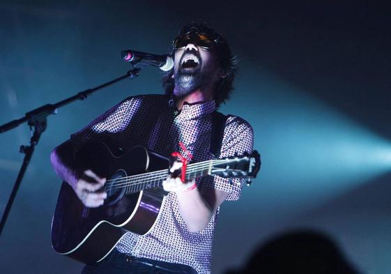 El cantante y guitarista de la banda granadina de indie pop «Lori Meyers», «Noni» López, durante un concierto en Alicante.