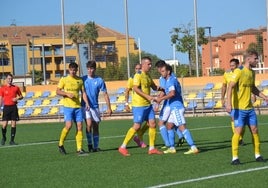 Jugadores del Dénia esperando el balón.