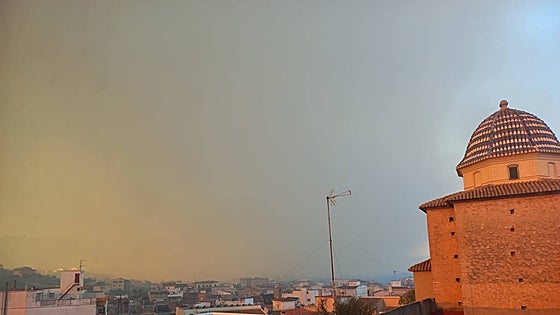 El avance del fuego obliga a evacuar a 400 personas en Villalonga por temor a que calcine varias urbanizaciones