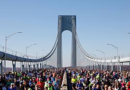 Corredores durante la travesía en el puente de Verrazzano