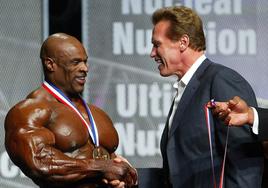 Ronnie Coleman y Arnold Schwarzenegger en el Mr. Olympia de 2003