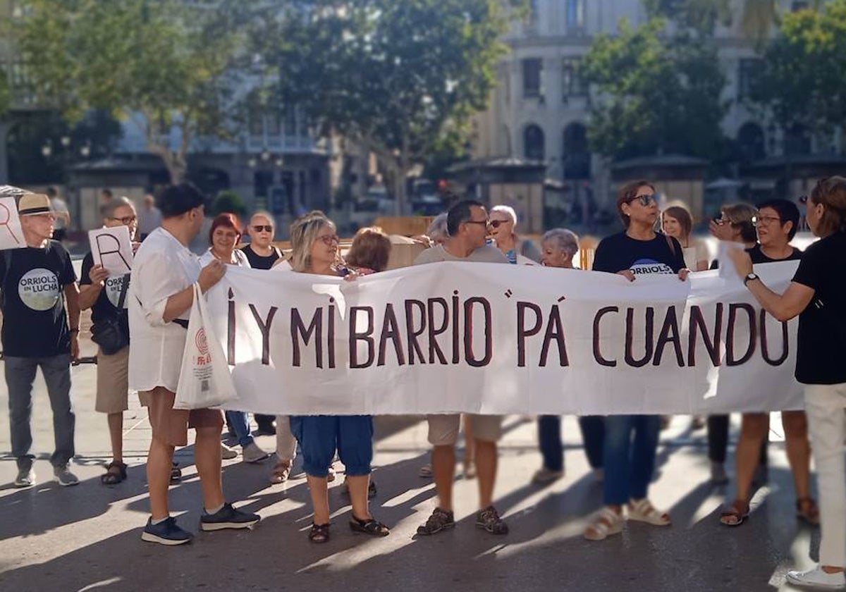 Uno de los actos de protesta de vecinos de Orriols, en la plaza del Ayuntamiento.