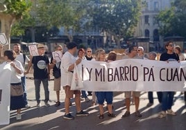 Uno de los actos de protesta de vecinos de Orriols, en la plaza del Ayuntamiento.