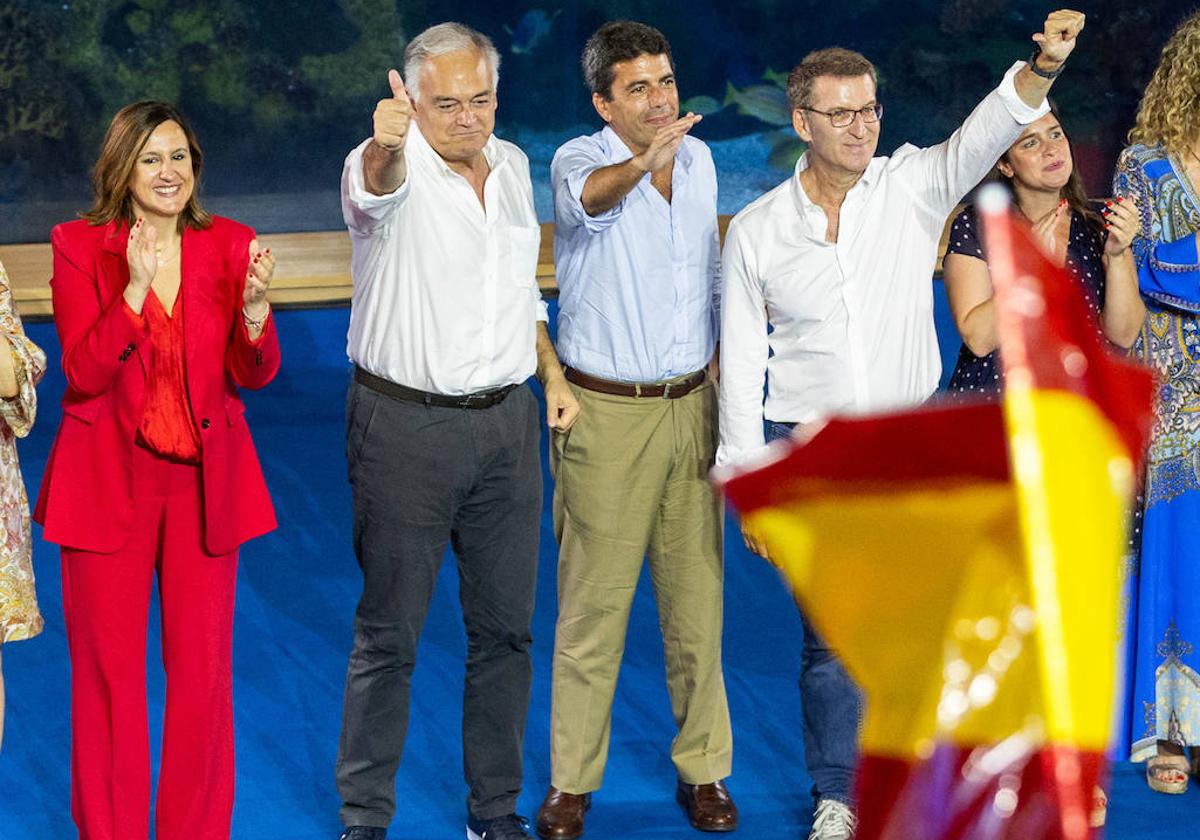 Catalá, González Pons, Mazón y Feijóo, en un acto de campaña en Valencia