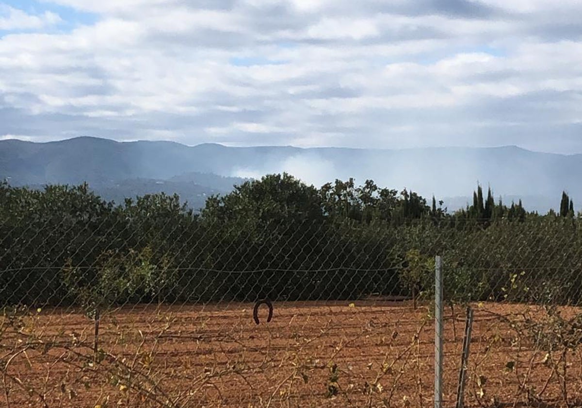 Imagen en la que se aprecia la humareda entre las montañas, captadas por un vecino del municipio.