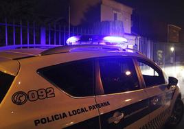 Una patrulla de la Policía Local de Paterna en una calle de La Canyada.