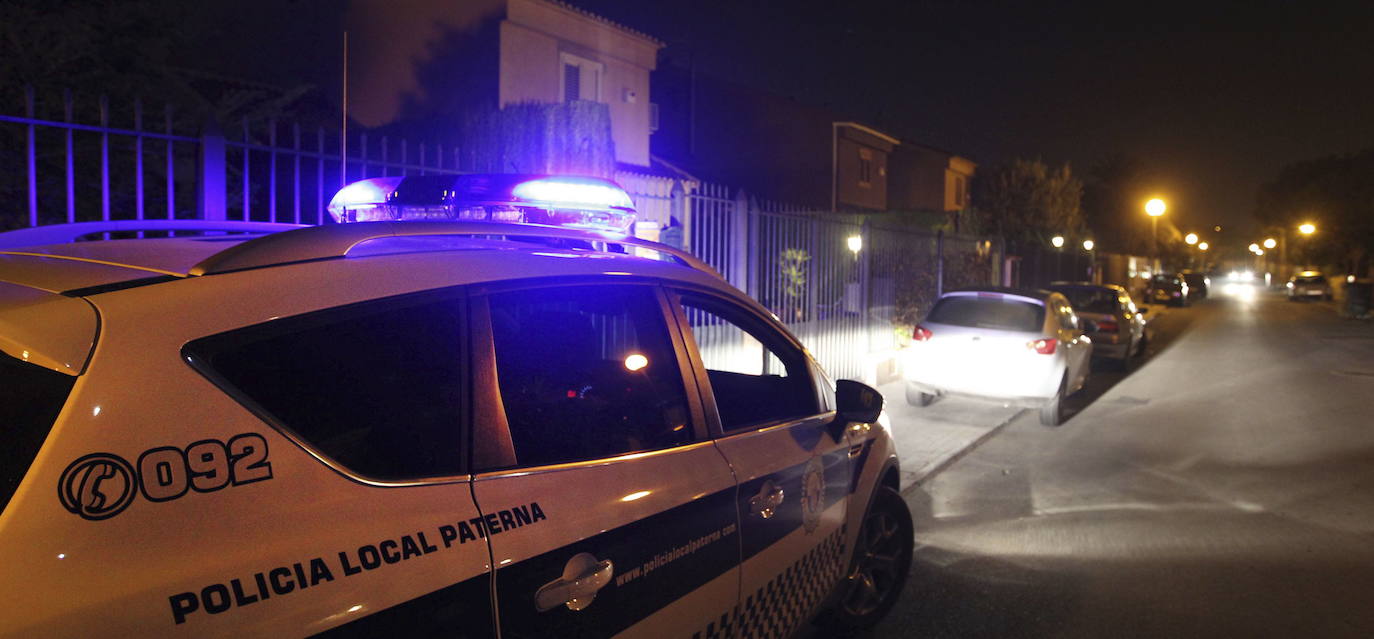 Una patrulla de la Policía Local de Paterna en una calle de La Canyada.