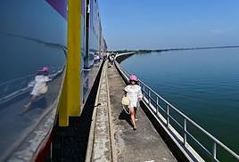 A bordo del 'tren flotante' de Tailandia