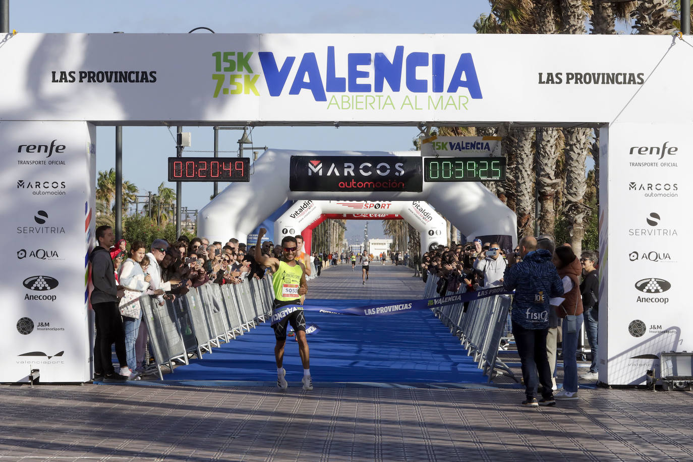 Miles de corredores ponen colorido a la Malvarrosa en la 7,5K Valencia Abierta al Mar