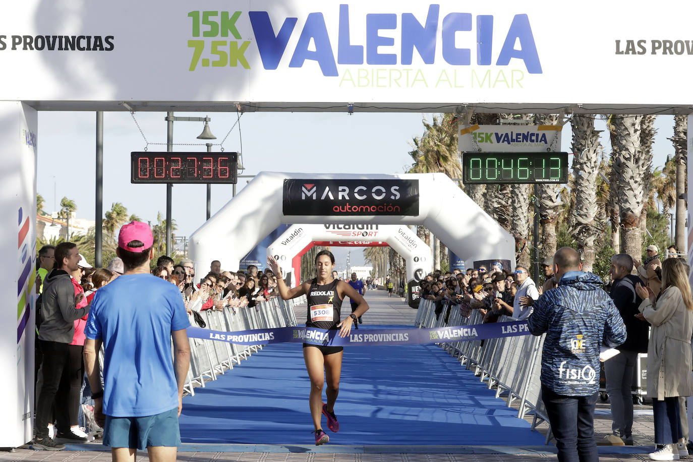 Miles de corredores ponen colorido a la Malvarrosa en la 7,5K Valencia Abierta al Mar