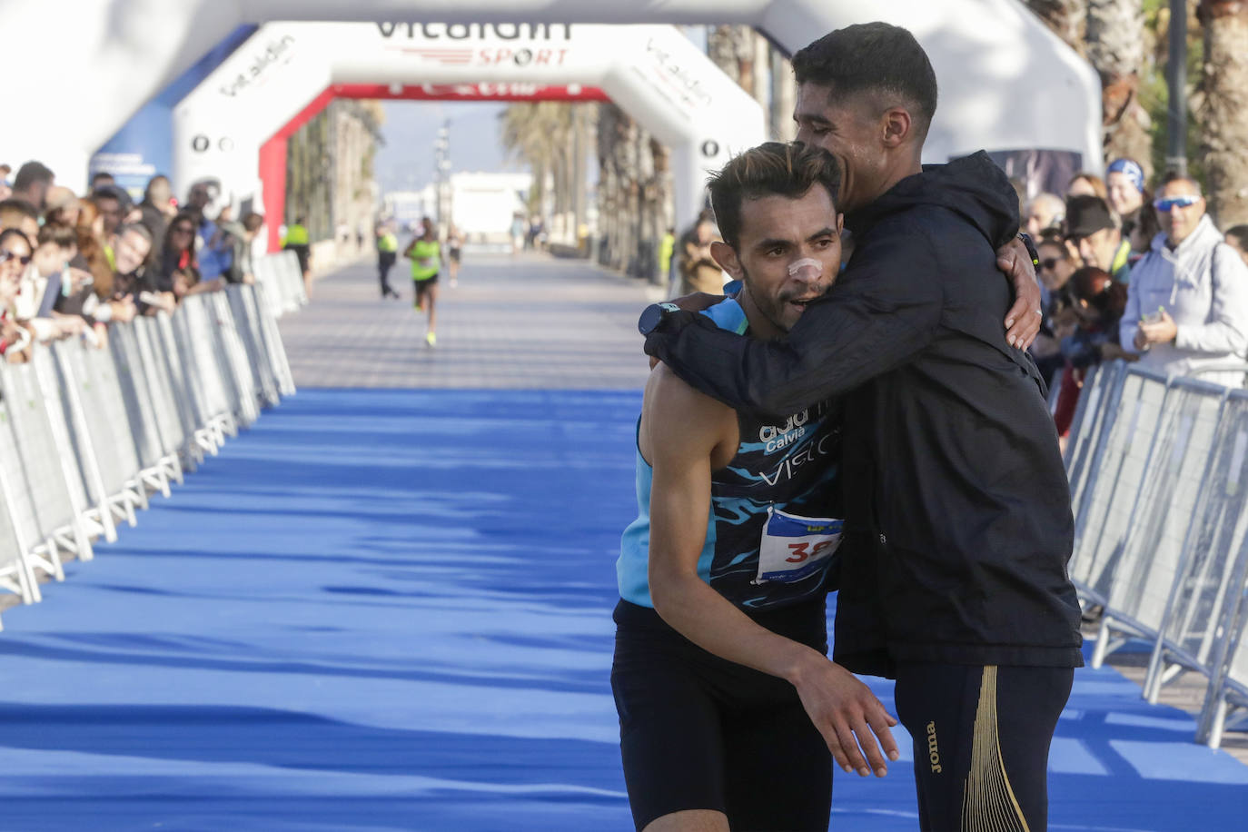 Miles de corredores ponen colorido a la Malvarrosa en la 7,5K Valencia Abierta al Mar