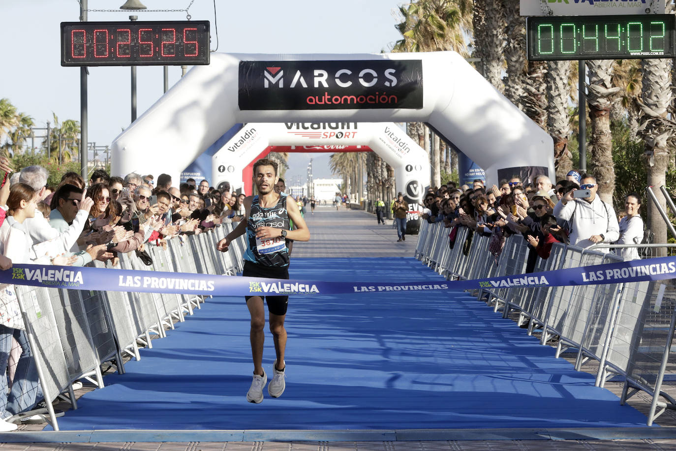 Miles de corredores ponen colorido a la Malvarrosa en la 7,5K Valencia Abierta al Mar