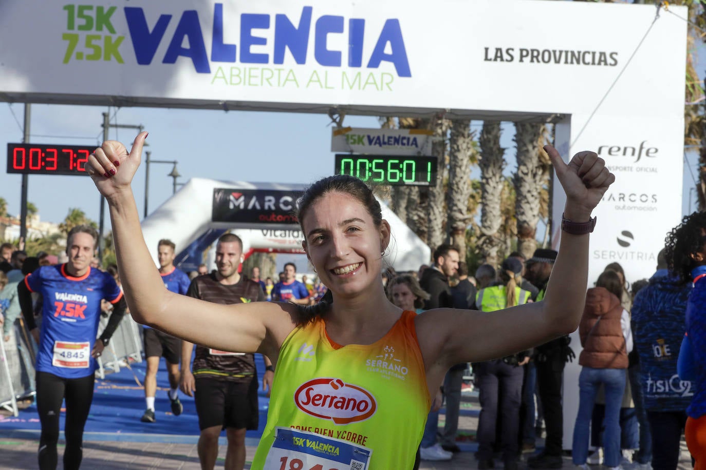 Miles de corredores ponen colorido a la Malvarrosa en la 7,5K Valencia Abierta al Mar