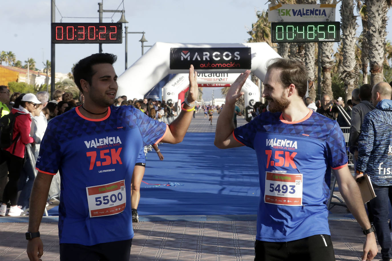 Miles de corredores ponen colorido a la Malvarrosa en la 7,5K Valencia Abierta al Mar