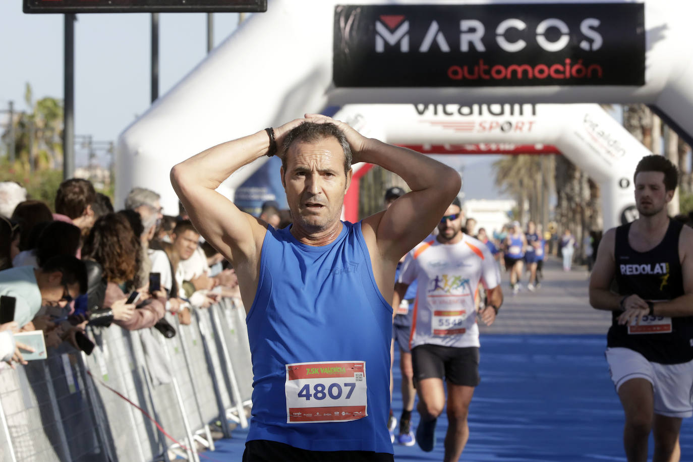 Miles de corredores ponen colorido a la Malvarrosa en la 7,5K Valencia Abierta al Mar