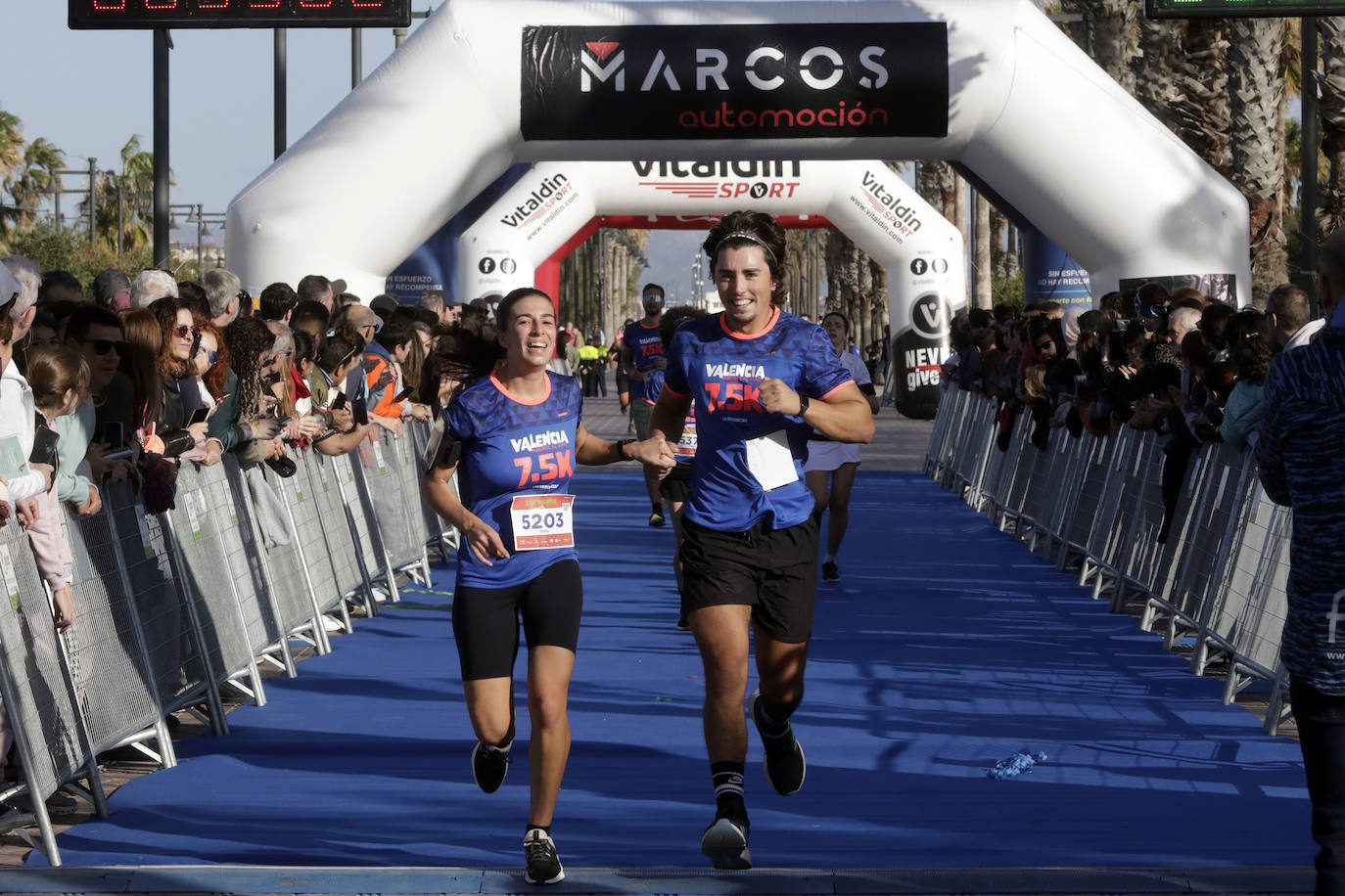 Miles de corredores ponen colorido a la Malvarrosa en la 7,5K Valencia Abierta al Mar