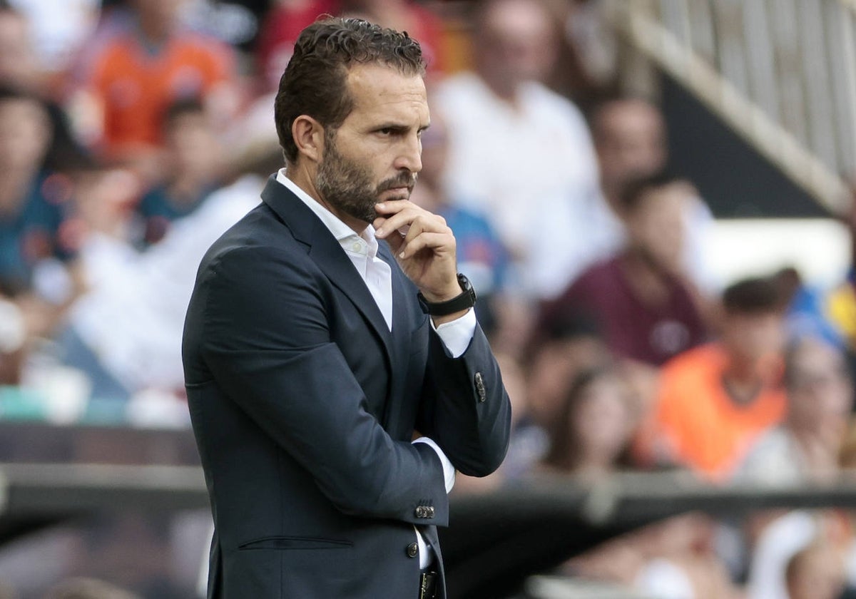 Rubén Baraja, pensativo durante un partido de LaLiga en Mestalla .