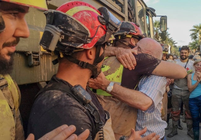 Un vecino de Los Alcázares abraza a un militar de la UME.