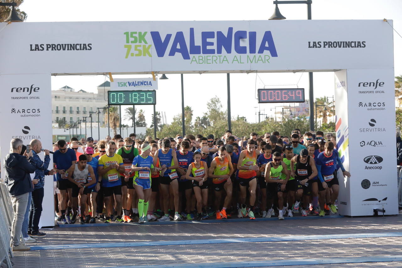 Miles de corredores ponen colorido a la Malvarrosa en la 7,5K Valencia Abierta al Mar