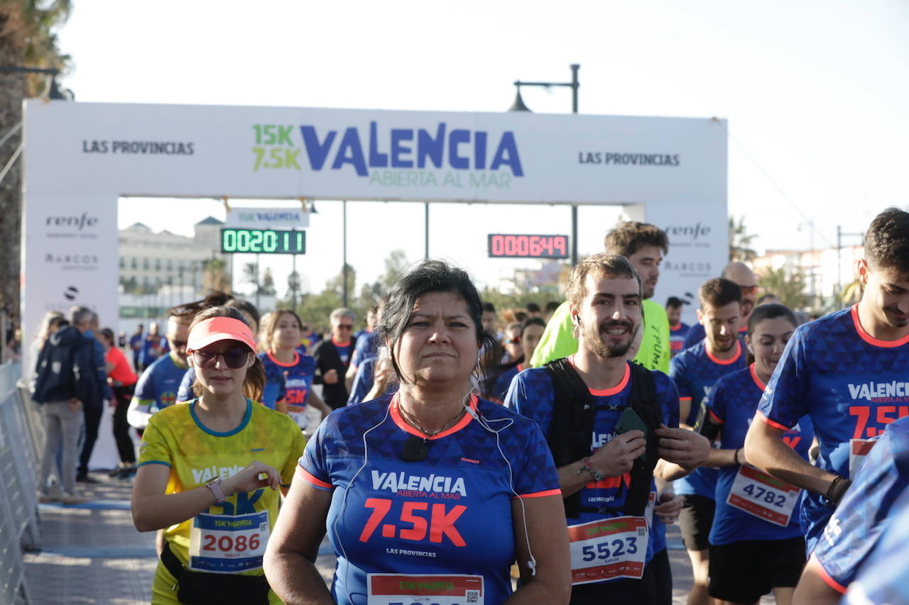 Miles de corredores ponen colorido a la Malvarrosa en la 7,5K Valencia Abierta al Mar