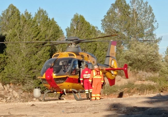 El jefe de extinción José Manuel Basset, mando del Consorcio Provincial de Bomberos, se prepara para un vuelo de supervisión.