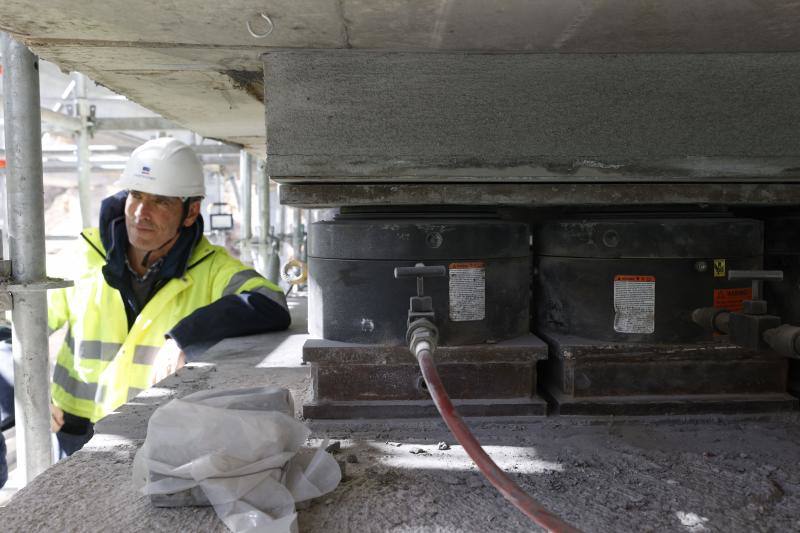 Así se levantan 3.600 toneladas del puente de Contreras