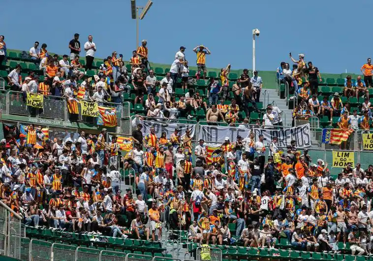 Aficionados del Valencia durante un desplazamiento.