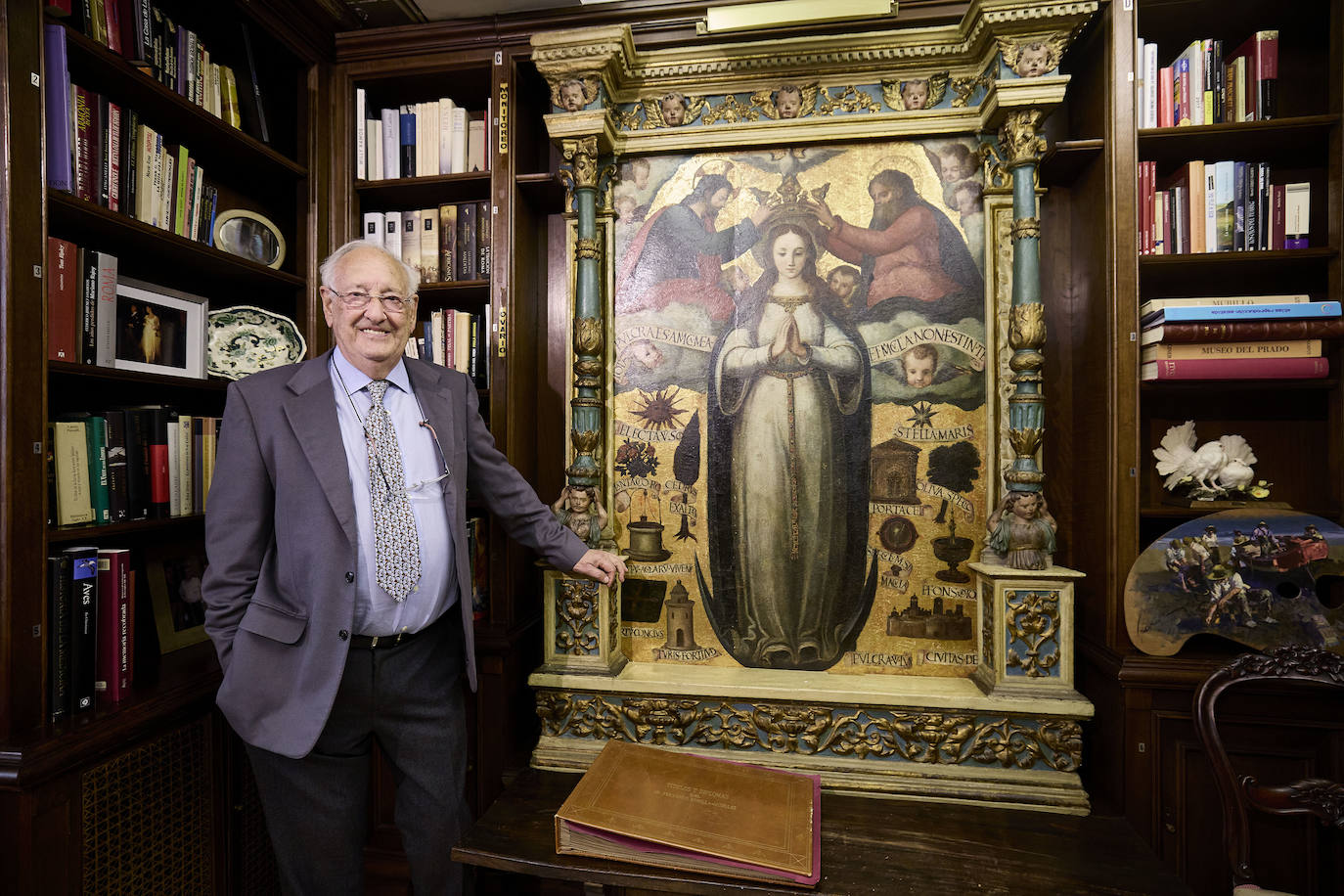 Fernando Bonilla, junto al altar de Juan de Juanes que tiene en su despacho, una joya del arte gótico valenciano.