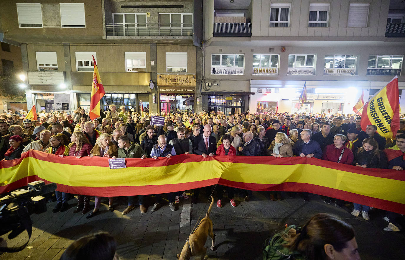 Centenares de personas protestan contra la amnistía ante la sede del PSPV en Valencia