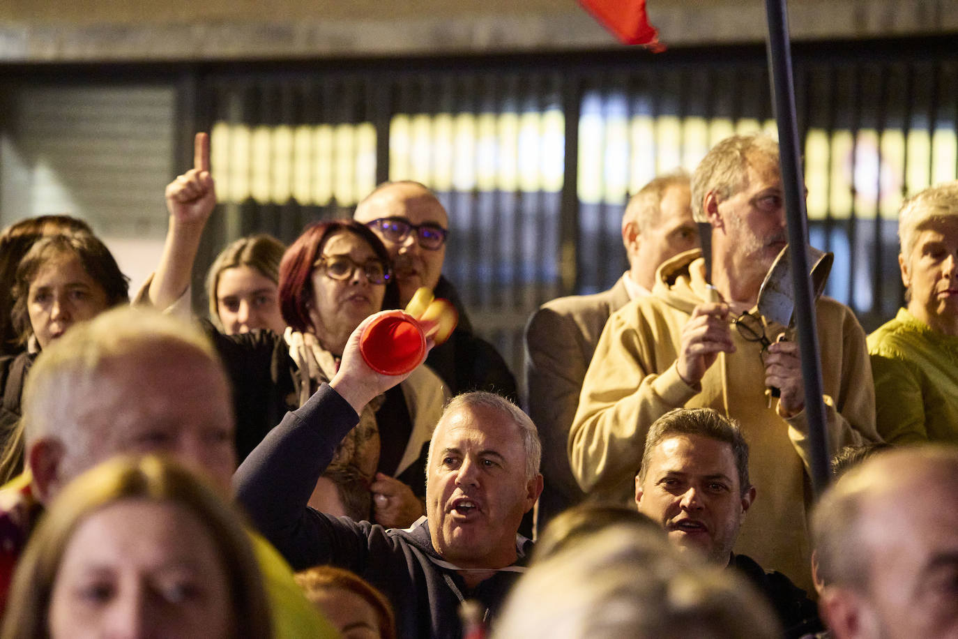 Centenares de personas protestan contra la amnistía ante la sede del PSPV en Valencia