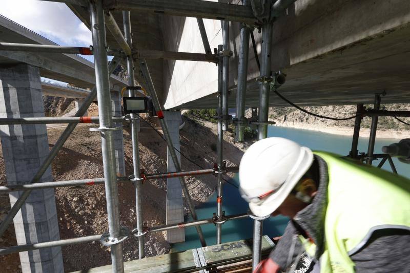 Así se levantan 3.600 toneladas del puente de Contreras