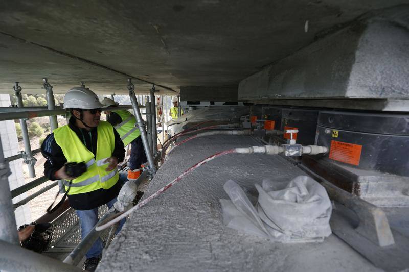 Así se levantan 3.600 toneladas del puente de Contreras