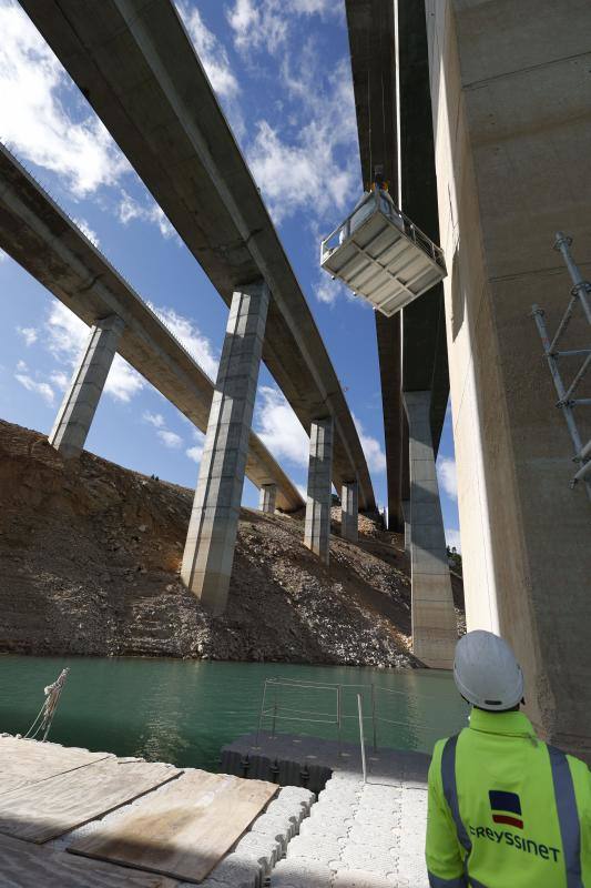 Así se levantan 3.600 toneladas del puente de Contreras