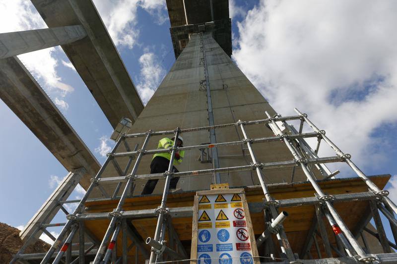 Así se levantan 3.600 toneladas del puente de Contreras