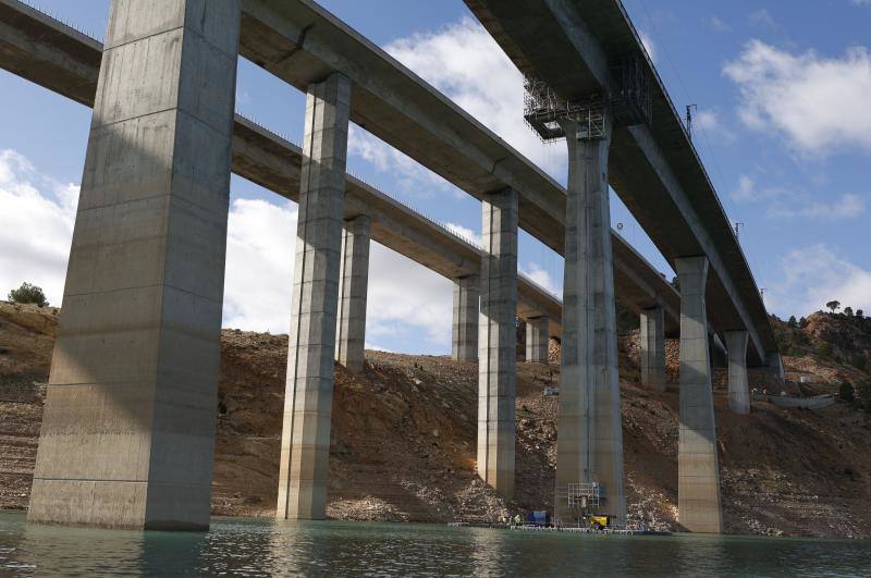 Así se levantan 3.600 toneladas del puente de Contreras