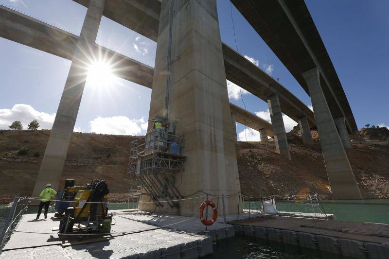 Así se levantan 3.600 toneladas del puente de Contreras