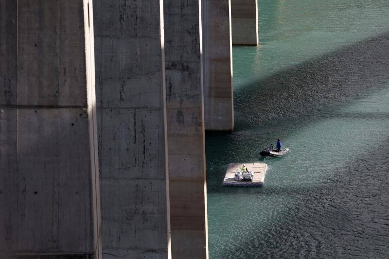 Así se levantan 3.600 toneladas del puente de Contreras