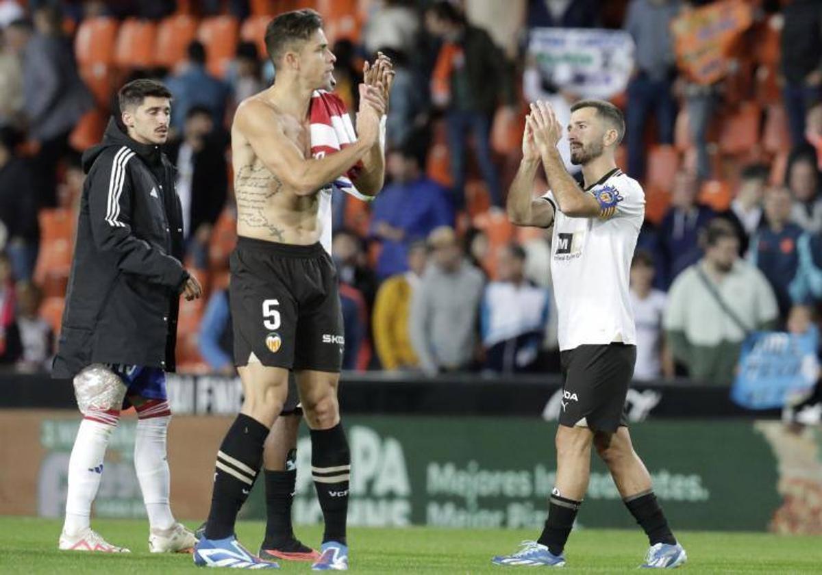 Gayà y Paulista celebran el triunfo ante el Granada.